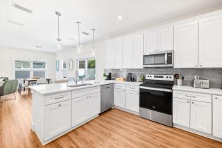 Luxe Retreat with Pool, Games and Arcade Near Beach - 8