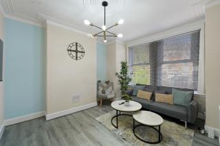 New London Home with Large Garden - 0