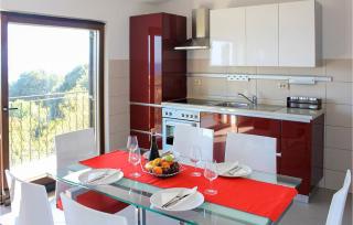 Stunning Apartment In Sucuraj With Wifi - 8