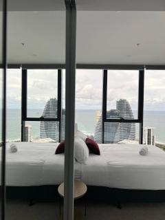 Sky above, Ocean Beyond - Lv 43 Luxury Apartment with Panoramic View on The Star Casino Broadbeach - 3