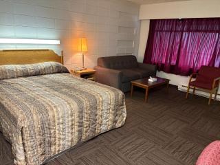 Camelot Court Motel - 1