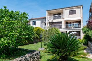 Apartments with parking space Pula - 2252 - 0