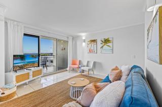 Ocean and Passage View, Steps to Beach and Cafés - Caloundra - 5