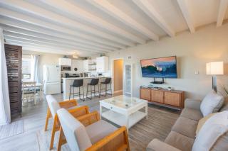Waterfront Newport Condos w. Dock Access Walk to Balboa Fun Zone and Beach - Newport Beach - 0