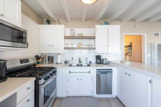 Waterfront Newport Condos w. Dock Access Walk to Balboa Fun Zone and Beach - Newport Beach - 8