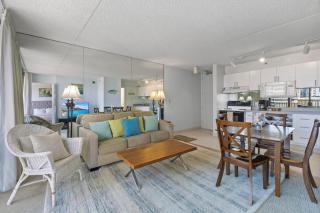 Enjoy the Waikiki Banyan with ocean fun, top amenities, and prime location! (11104) - Honolulu - 0