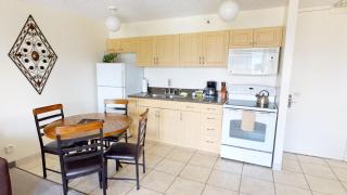Spacious Waikiki Banyan Condo with Ample Sleeping, Walk to Beach, Great Views and Free Parking (22201) - 8