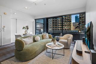 Chic Inner-City Stay with Balcony Views - Melbourne - 7