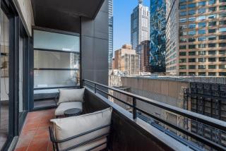 Chic Inner-City Stay with Balcony Views - Melbourne - 5