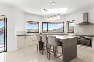 Family-Friendly House with Pool and BBQ Area - - 8