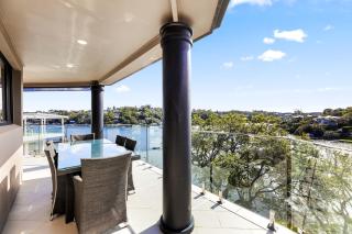 Family-Friendly House with Pool and BBQ Area - - 7