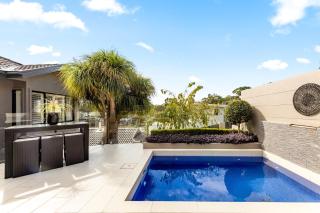 Family-Friendly House with Pool and BBQ Area - - 6
