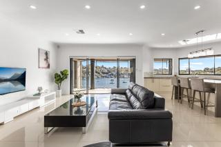 Family-Friendly House with Pool and BBQ Area - - 4