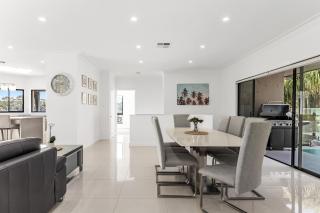 Family-Friendly House with Pool and BBQ Area - - 2