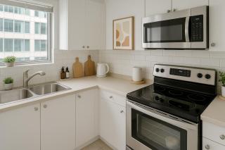 Sophisticated 2-Bedroom Home in Coal Harbour Perfect for Urban Living - Vancouver - 2
