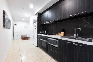 Central 2-Bedroom Apt with Parking in North Melbourne - 6