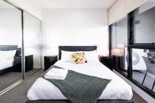 Central 2-Bedroom Apt with Parking in North Melbourne - 1