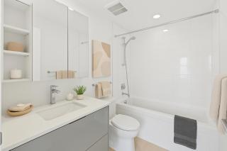 Ocean and Mountain Bliss Stunning 2-Bedroom Apartment with Dual Views - Vancouver - 1