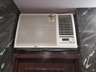 Aggarwal independent studio apartments with private washroom and private kitchen with all utensils, fridge, wifi with smart tv, work desk, fully ac as like your own sweet home - Nuova Delhi - 3
