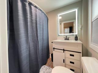NEW - Mins to Manchester - Nashua - Queen Bed - 9