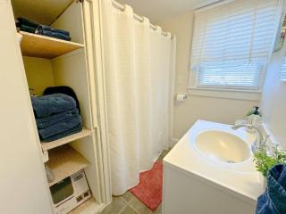 NEW - Mins to Concord/ Nashua - Fenced Backyard - - 4