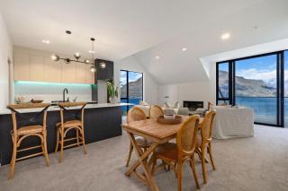 Contemporary 4 Bedroom House with Stunning View - Queenstown - 4