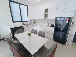 Infinity Pool, Urban Suites, Georgetown, 2 Car Parks by Star Home - George Town - 6