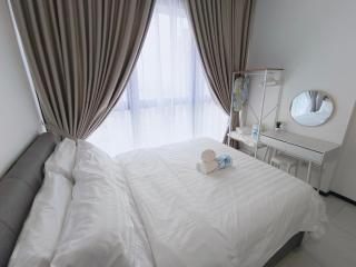 Infinity Pool, Urban Suites, Georgetown, 2 Car Parks by Star Home - George Town - 1