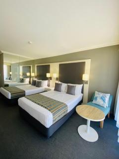 Sea View Hotel Room Heart of Surfers Paradise - Gold Coast - 9