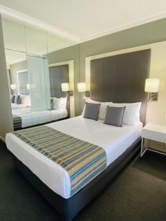 Sea View Hotel Room Heart of Surfers Paradise - Gold Coast - 1