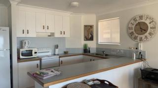 Unit 5 Sanctuary Shores, Kings Beach - Free Wifi! - Caloundra - 2