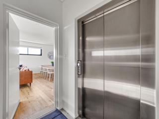 Margaret's Luxe Penthouse - exclusive retreat! - 8