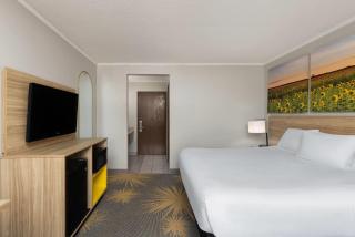 Days Inn & Suites by Wyndham Kansas City - Chiefs Arrowhead Stadium - Kansas City - 0