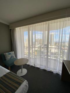 Sea View Hotel Room Heart of Surfers Paradise - Gold Coast - 2