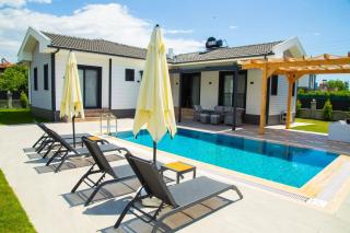 Villa with Private Pool and Jacuzzi 2 - - 0