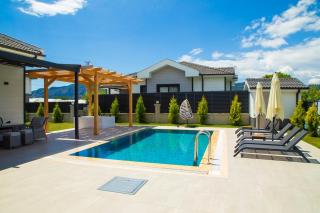 Villa with Private Pool and Jacuzzi 2 - - 5