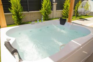 Villa with Private Pool and Jacuzzi 2 - - 4