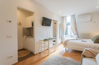 MT Studios by Rent All Como - 6