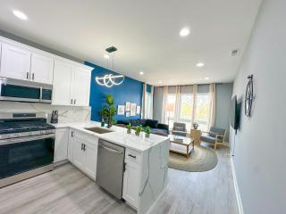 Stylish Cozy 3BR Retreat with Free Parking Near Pilsen Art Center, Douglas Park and University of Illinois Chicago - 9