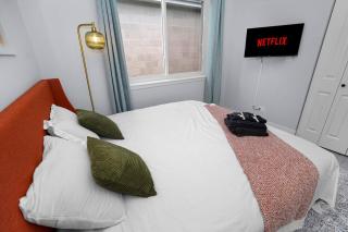 Stylish Cozy 3BR Retreat with Free Parking Near Pilsen Art Center, Douglas Park and University of Illinois Chicago - 2