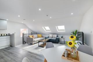 Newly Converted 3BDR 1BA APT in Hounslow - 9