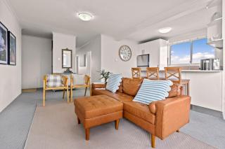 Beachfront Cronulla Getaway with Ocean Views & Spa - 3