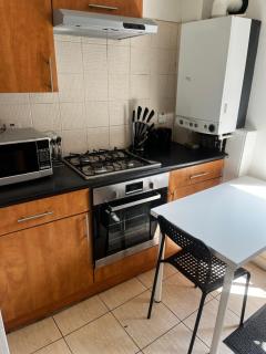 Cozy Two Bedroom Flat 1 Minute from Forest Hill Train Station - 4