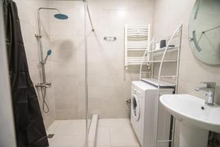 Spacious 2 Bedrooms Apartment steps from Boulevard & Beach - Batumi - 5
