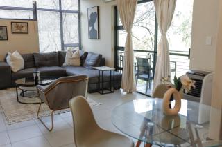 Self Checkin -Cozy & Stylish 2-Bedroom Apartment in Jackal Creek - Roodepoort - 0