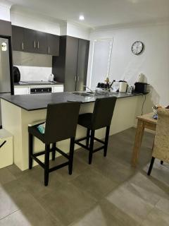 Great Entertaining Home close to new shopping centre - Park Ridge - 1