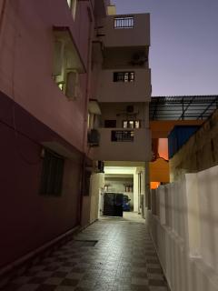 Comfy home, 3 bedroom, 2 attached bathroom, large hall, kitchen, first floor, lift, covered car park - Chennai - 7