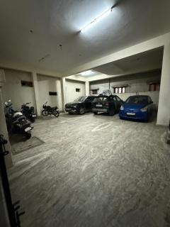 Comfy home, 3 bedroom, 2 attached bathroom, large hall, kitchen, first floor, lift, covered car park - Chennai - 0