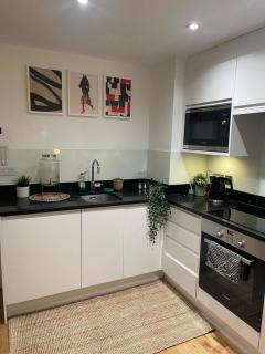 New 1 Bed Apartment 12 mins to Central London and Gatwick Airport - 3