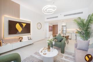 Vogue Madinat Jumeirah Living with Pool View and Balcony - brand new - 0